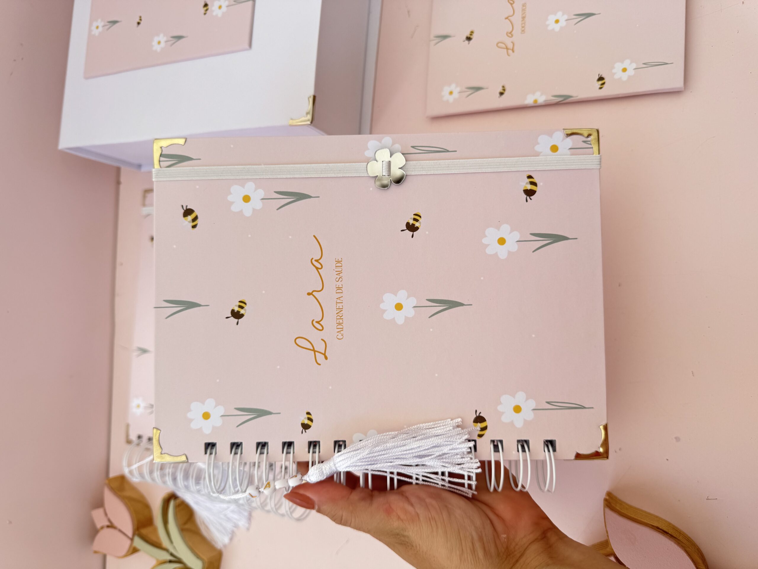 Combo Maternidade Afetiva – Margarida com Abelha Dourado - Imagem 5