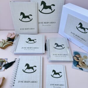 Combo Luxo Maternidade Afetiva - Cavalinho de Balanço Verde Escuro