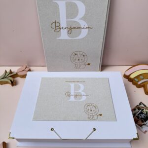 Combo Maternidade Afetiva + Porta Doc G - Leãozinho Linho Bege