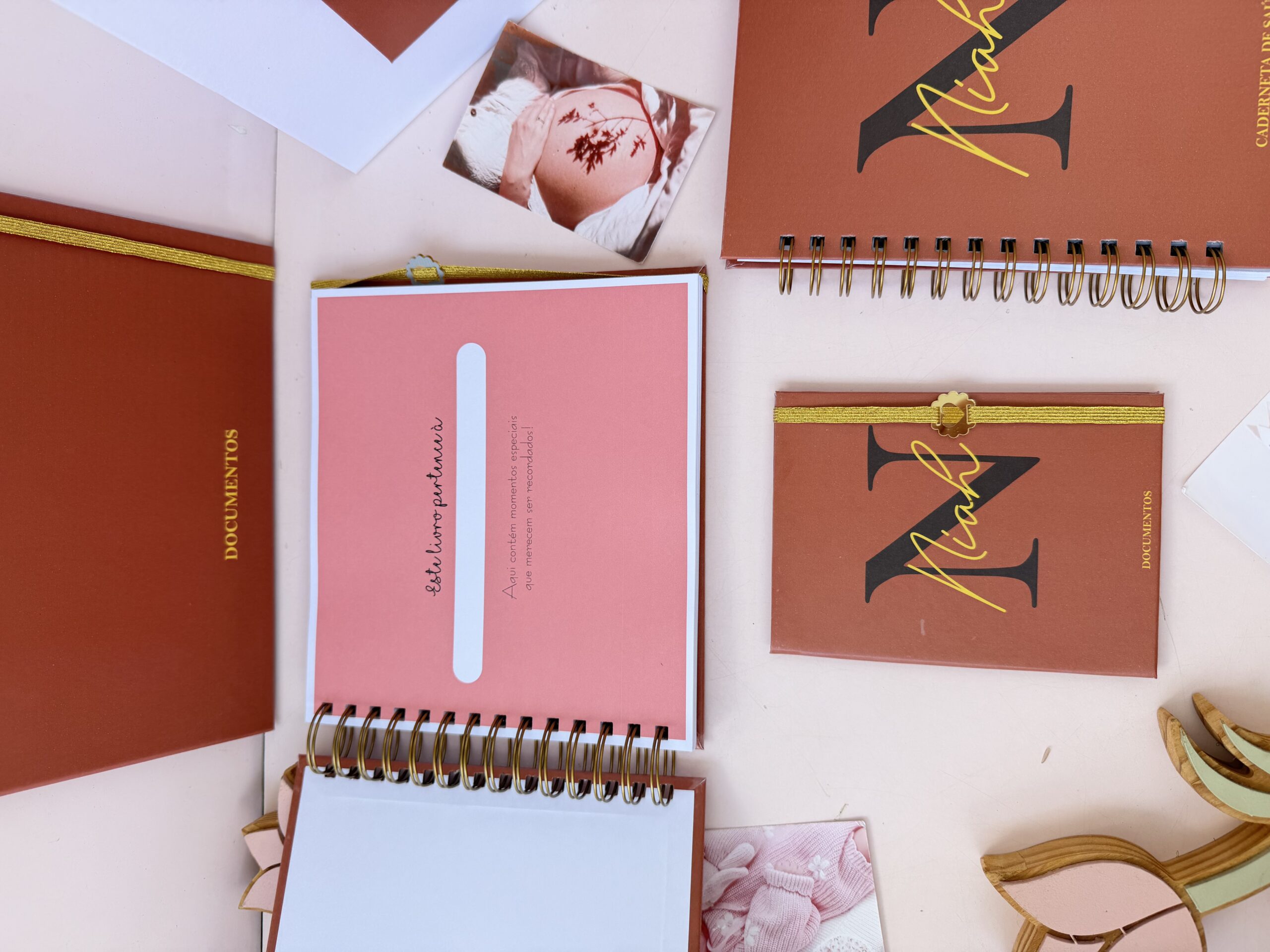 Combo Maternidade Afetiva + Porta Doc G - Marrom com Dourado - Imagem 6